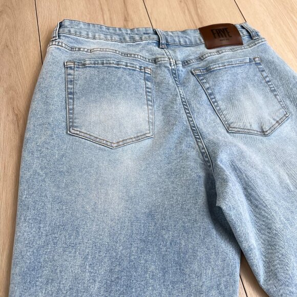 Frye High-Rise Crop Cuffed Hem Light Wash Stretch Jeans (10) Minimalist /Neutral - Picture 5 of 16